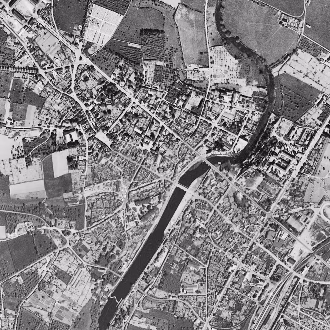 Mayenne en 1949, le centre vu du ciel, au même cadrage