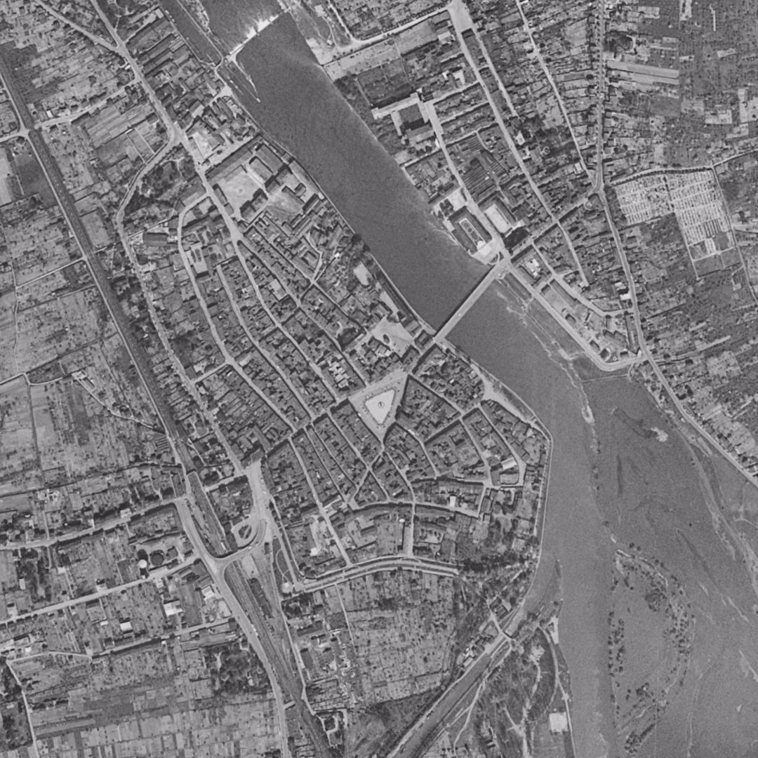 Pont-à-Mousson en 1958, le centre vu du ciel, au même cadrage