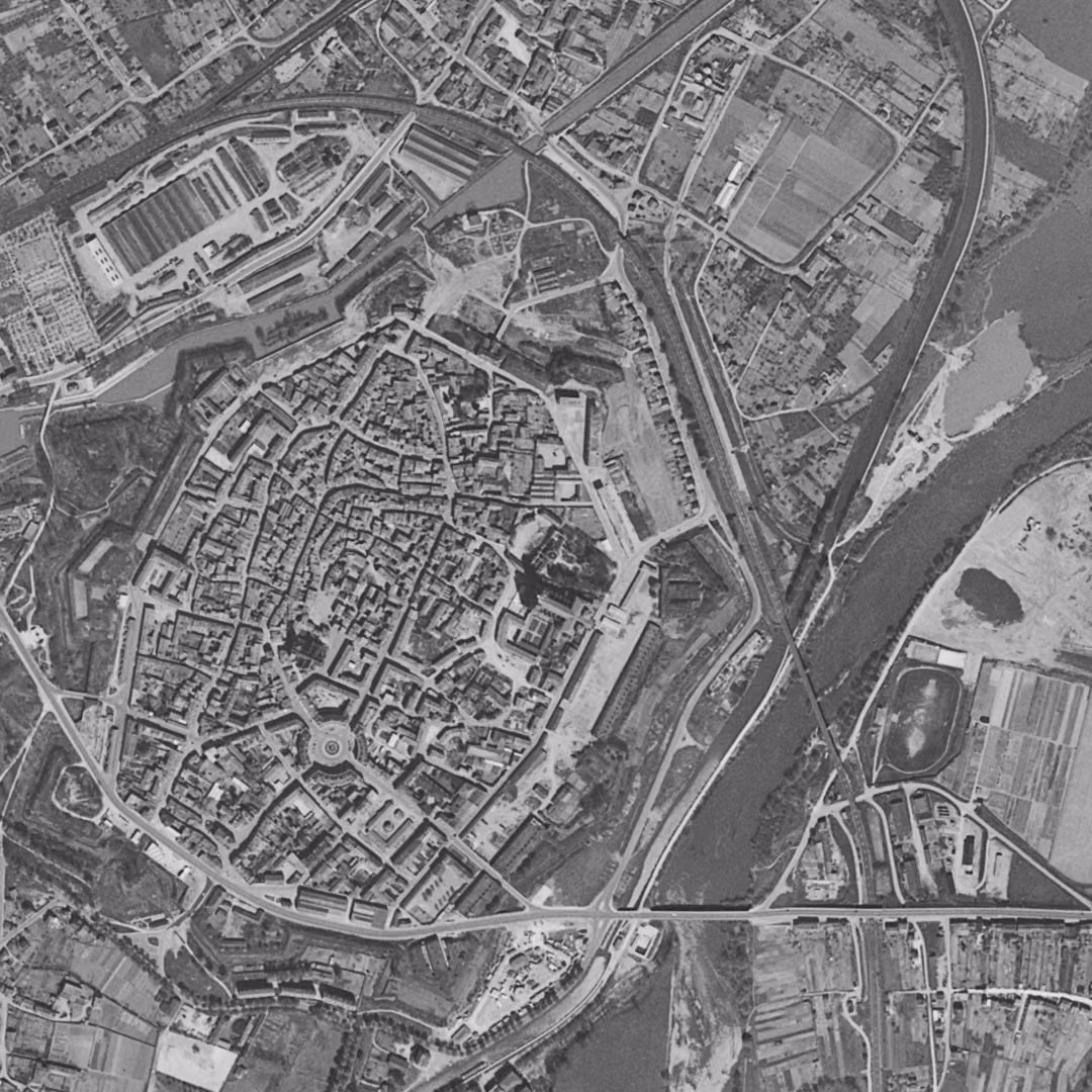 Toul en 1958, le centre vu du ciel, au même cadrage