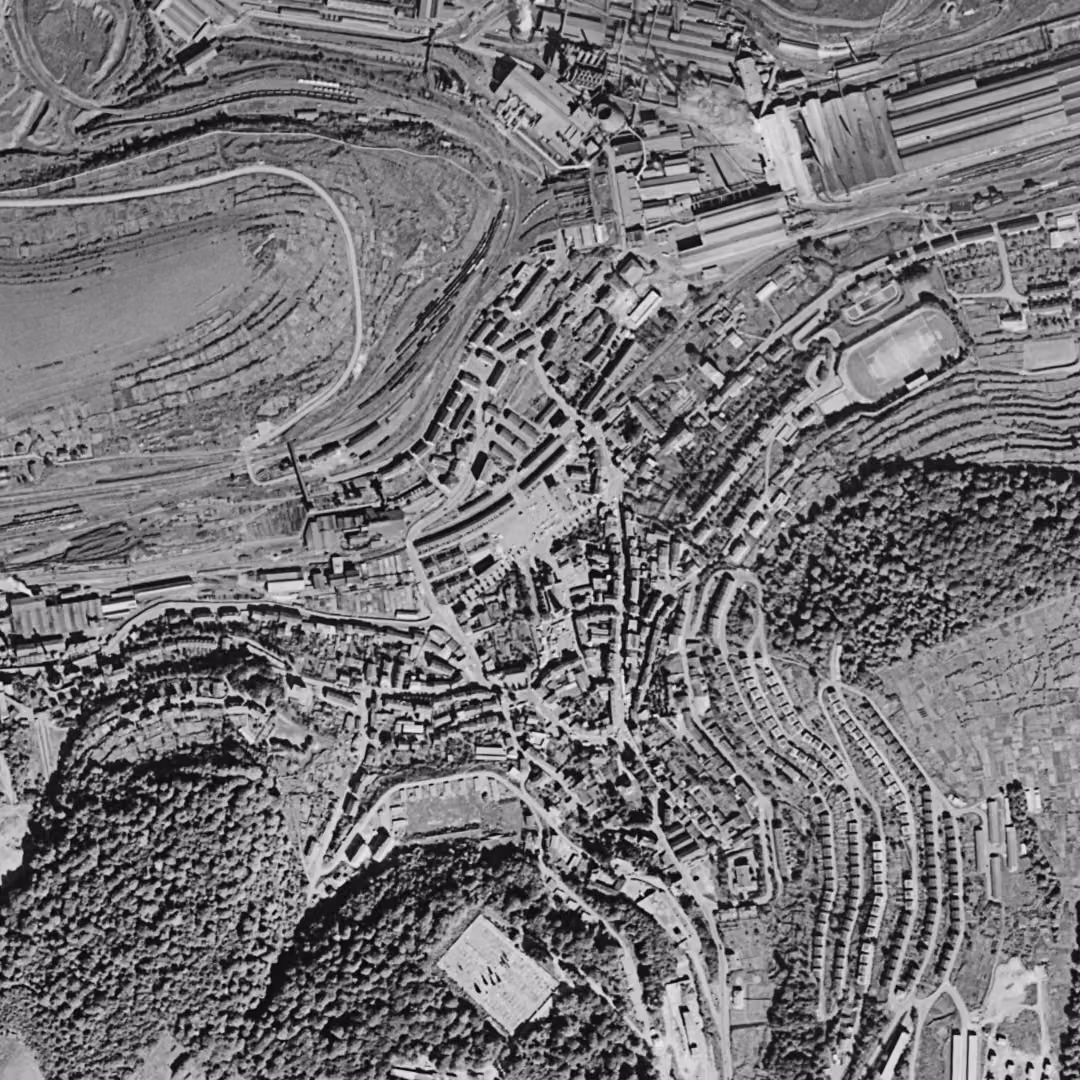 Villerupt en 1960, le centre vu du ciel, au même cadrage