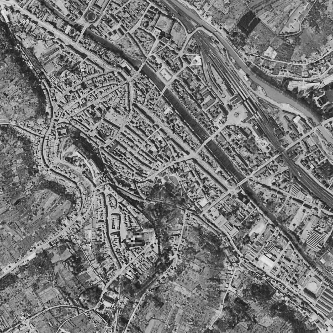 Bar-le-Duc en 1958, le centre vu du ciel, au même cadrage