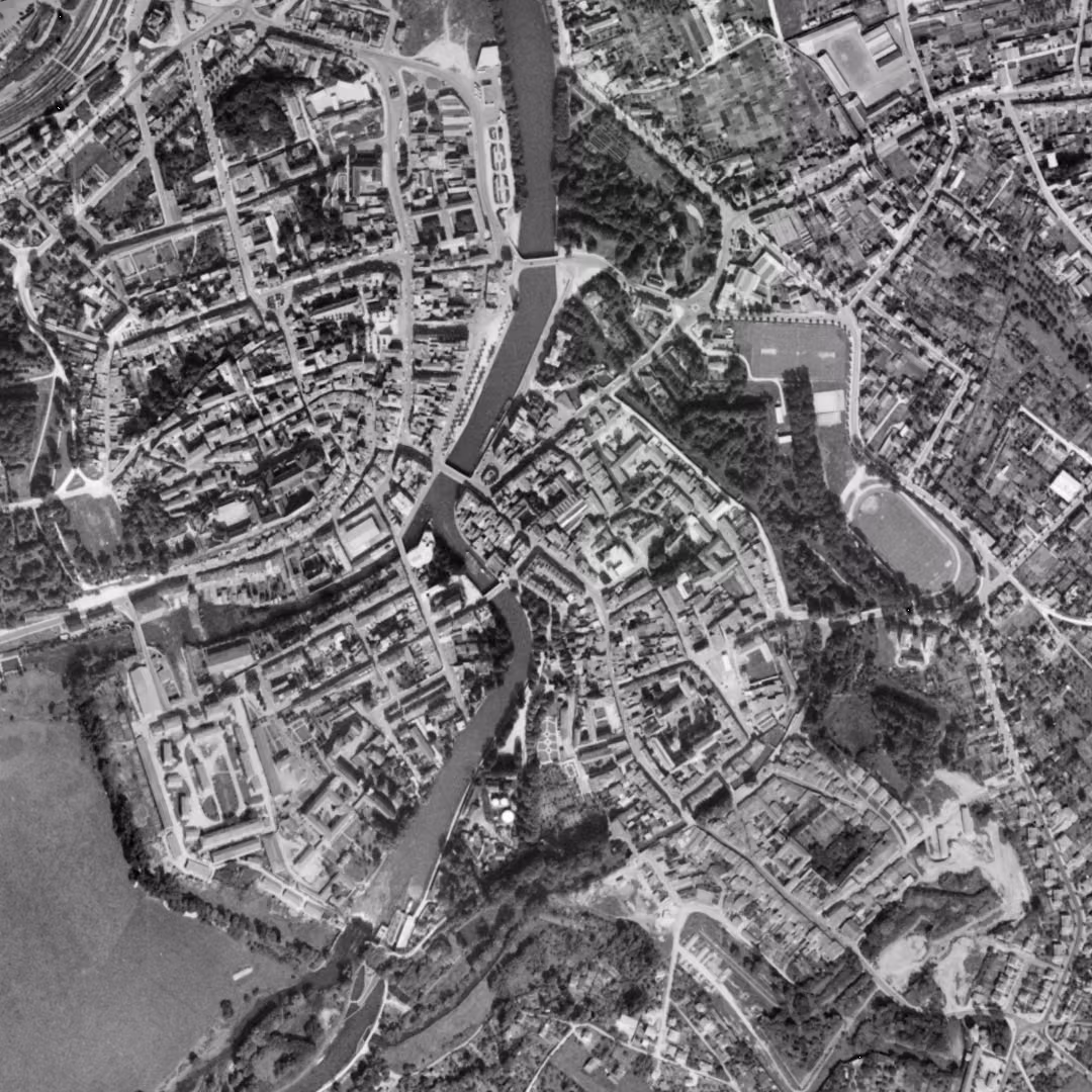 Verdun en 1960, le centre vu du ciel, au même cadrage