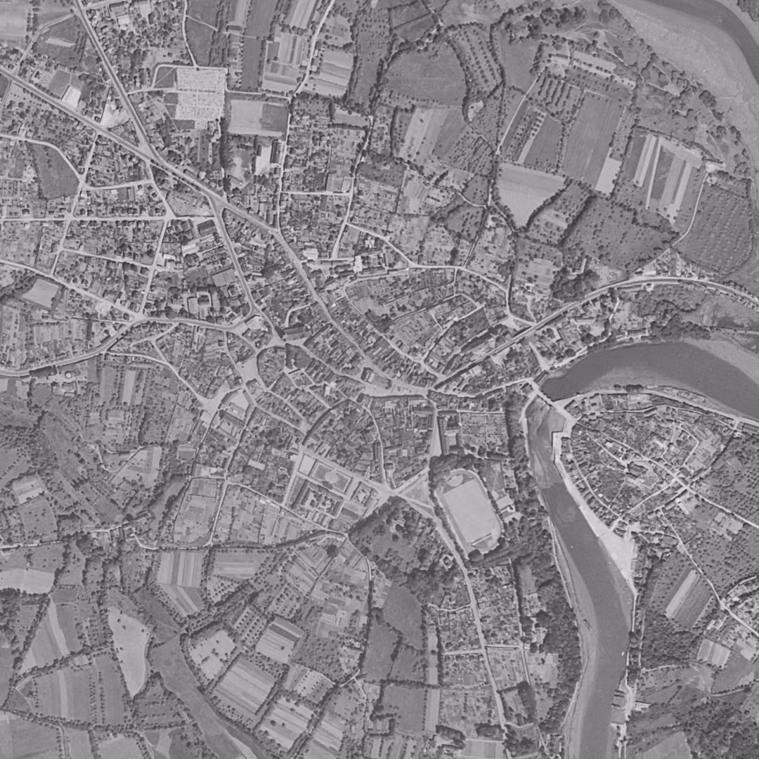 Auray en 1952, le centre vu du ciel, au même cadrage