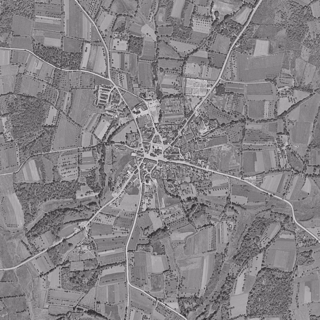 Guidel en 1952, le centre vu du ciel, au même cadrage