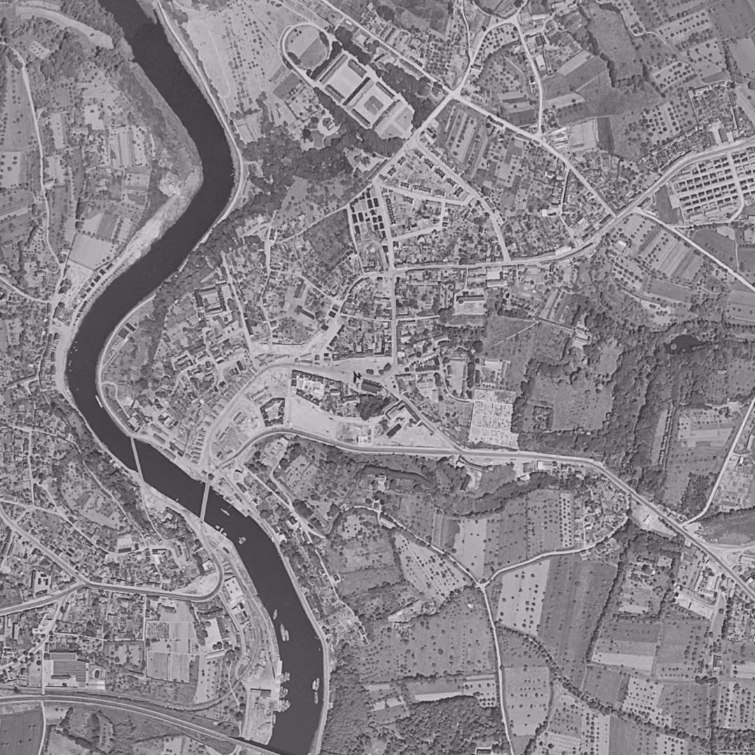 Hennebont en 1952, le centre vu du ciel, au même cadrage