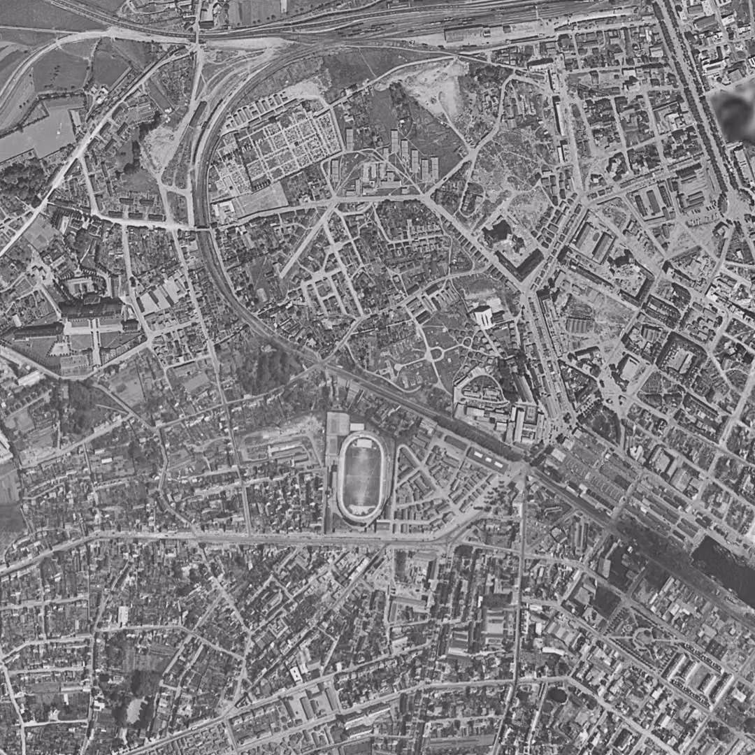 Lorient en 1952, le centre vu du ciel, au même cadrage