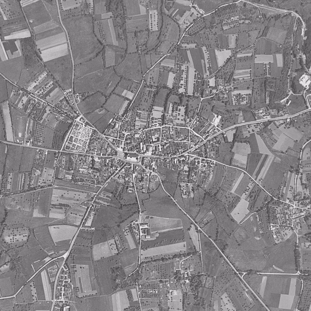 Ploemeur en 1952, le centre vu du ciel, au même cadrage