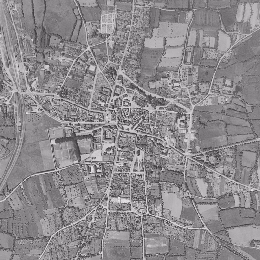 Ploërmel en 1952, le centre vu du ciel, au même cadrage