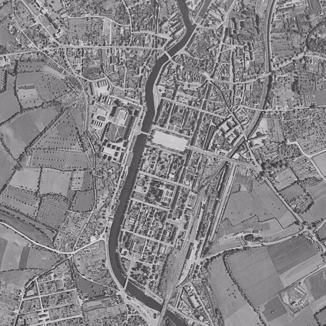 Pontivy en 1952, le centre vu du ciel, au même cadrage