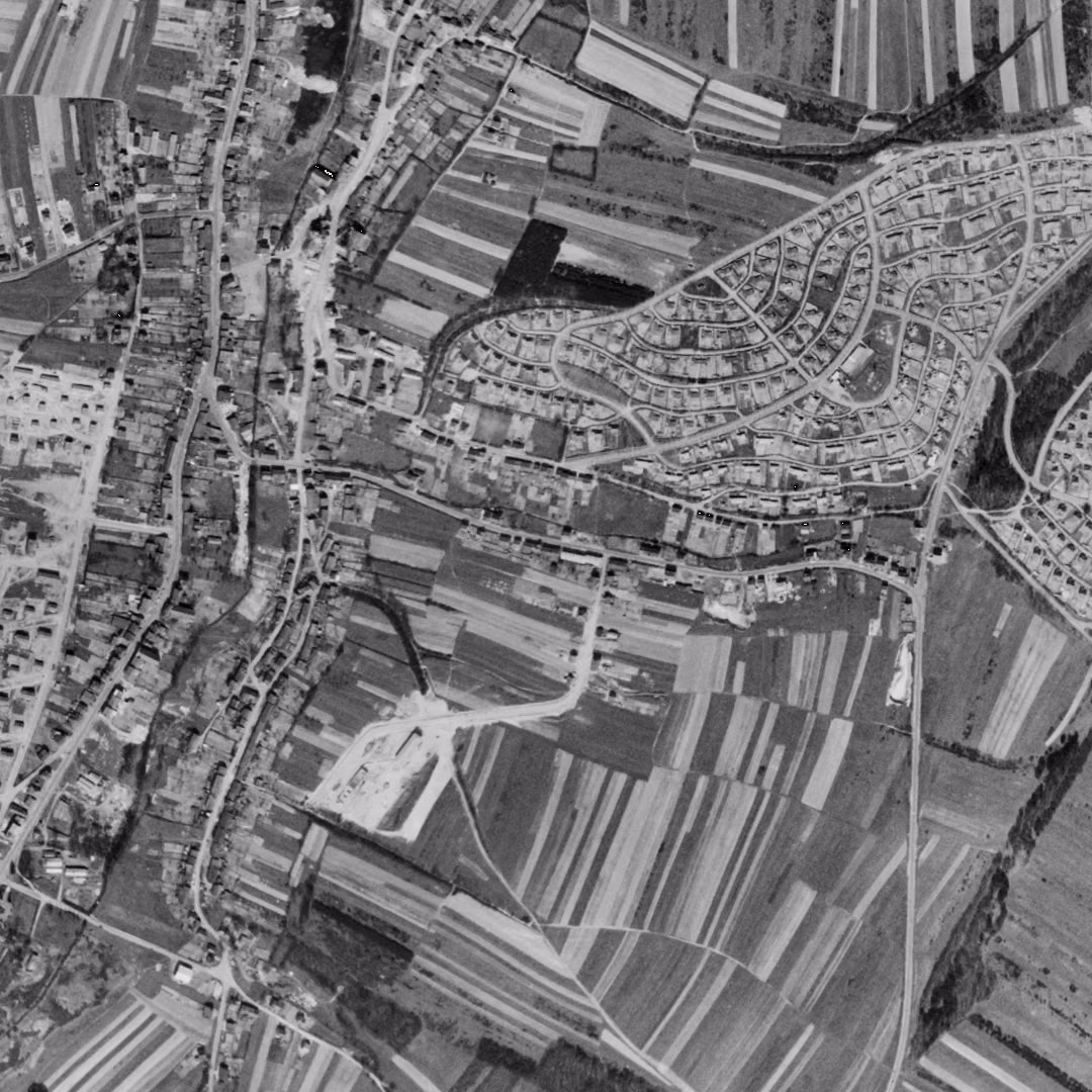 Creutzwald en 1955, le centre vu du ciel, au même cadrage