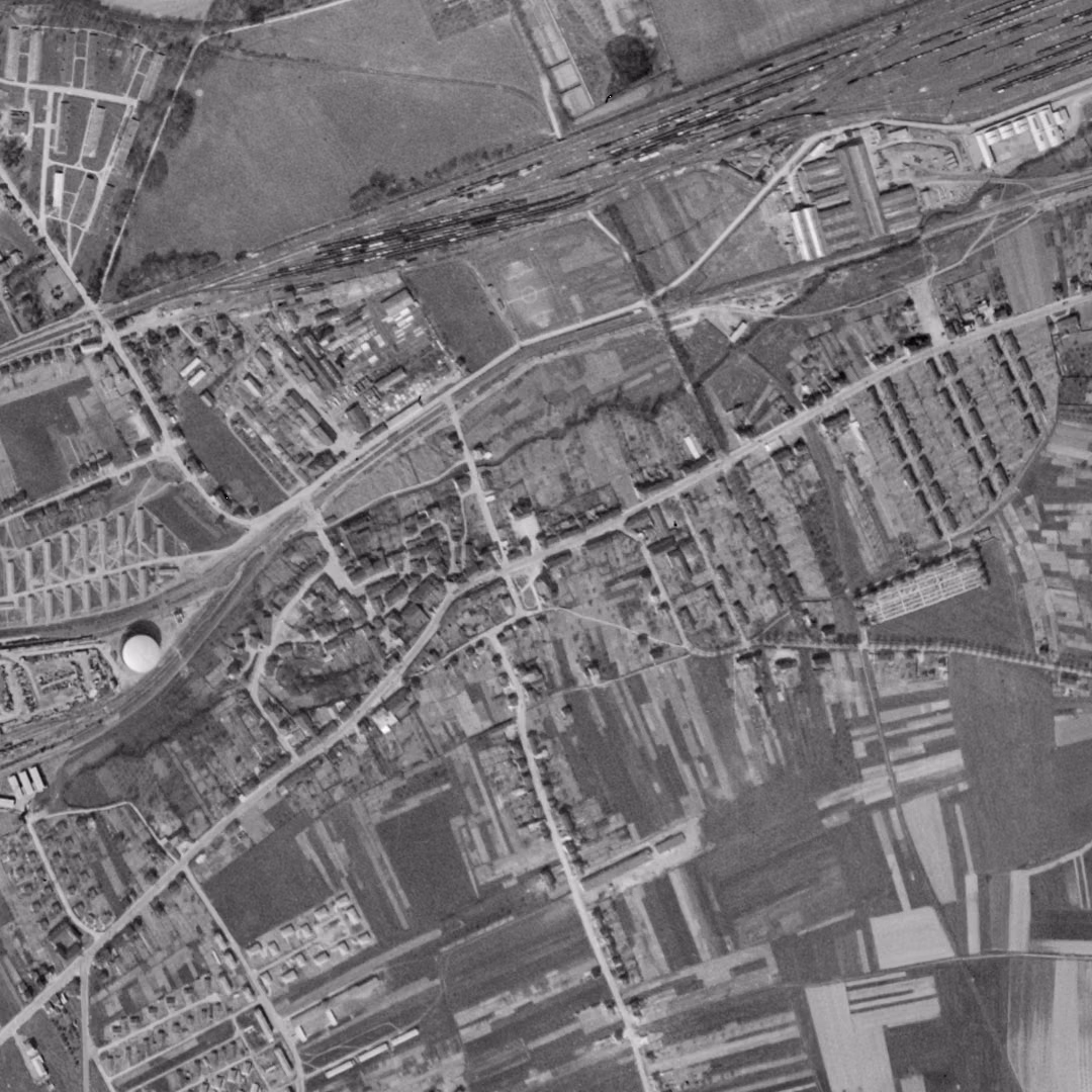 Florange en 1955, le centre vu du ciel, au même cadrage