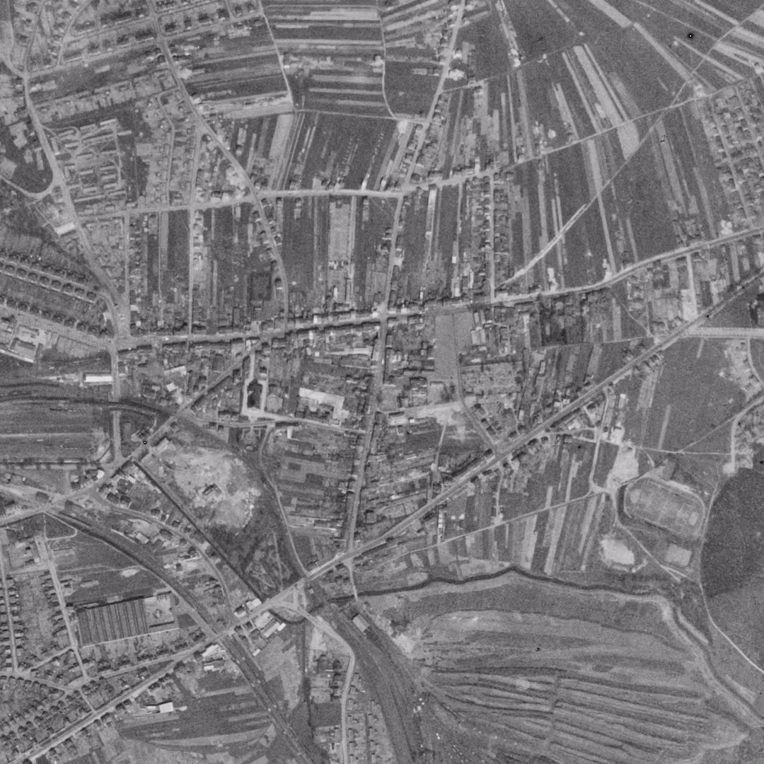 Freyming-Merlebach en 1955, le centre vu du ciel, au même cadrage