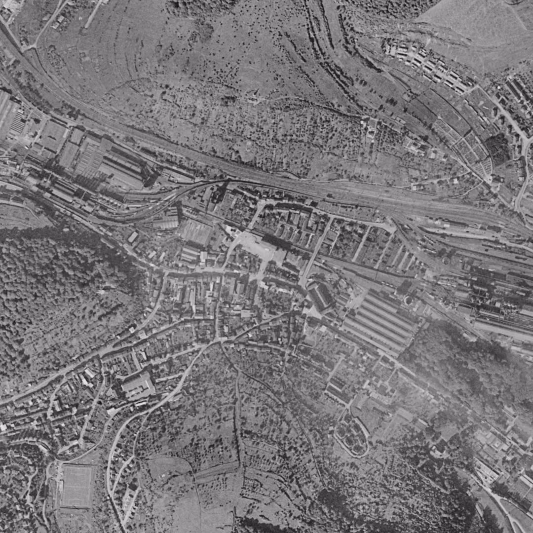 Hayange en 1960, le centre vu du ciel, au même cadrage