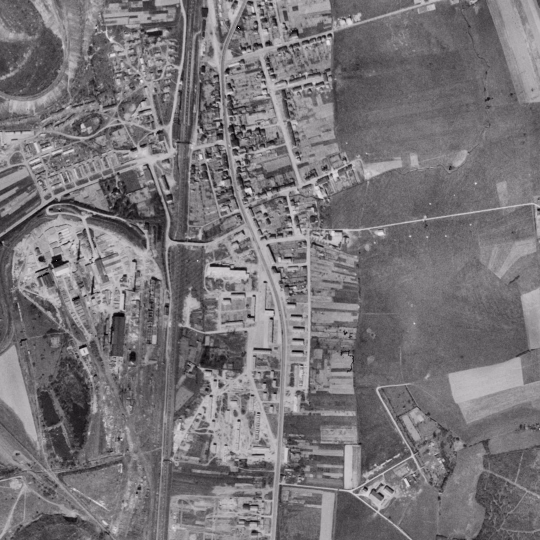 Maizières-lès-Metz en 1955, le centre vu du ciel, au même cadrage