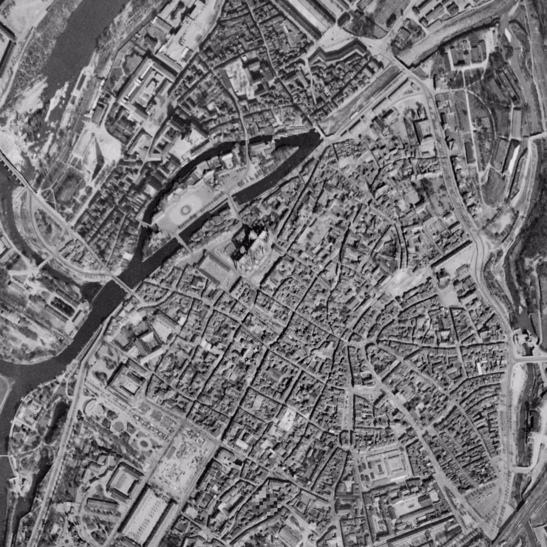 Metz en 1955, le centre vu du ciel, au même cadrage