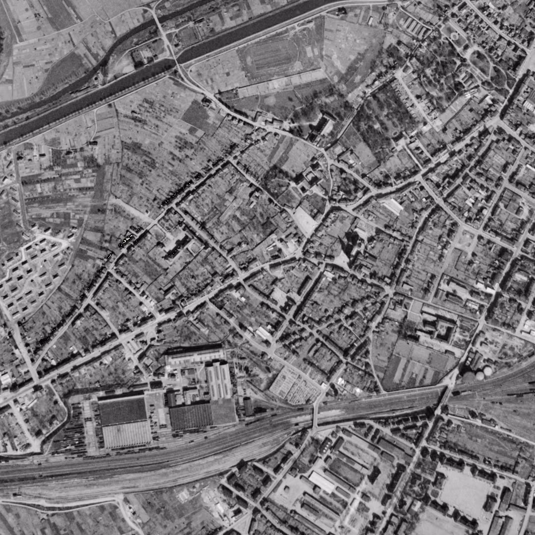 Montigny-lès-Metz en 1955, le centre vu du ciel, au même cadrage