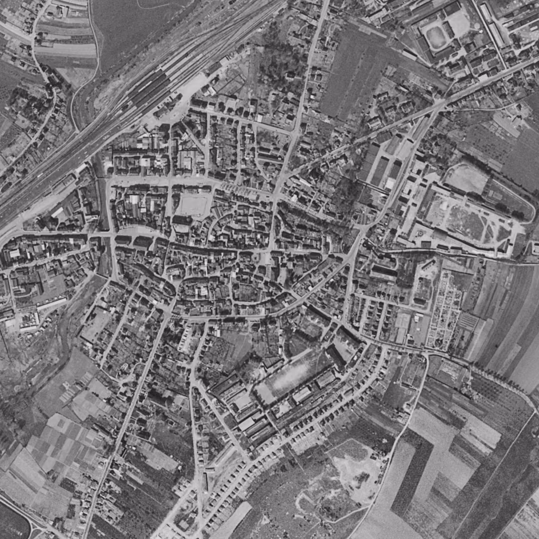 Sarrebourg en 1958, le centre vu du ciel, au même cadrage