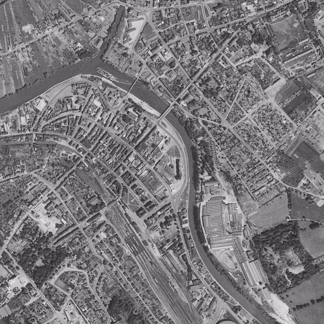 Sarreguemines en 1958, le centre vu du ciel, au même cadrage