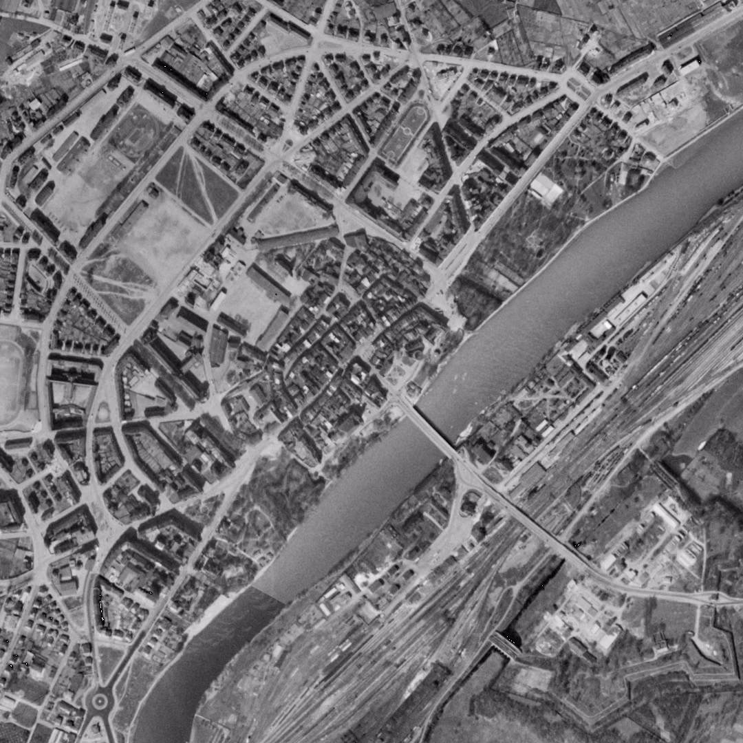 Thionville en 1955, le centre vu du ciel, au même cadrage