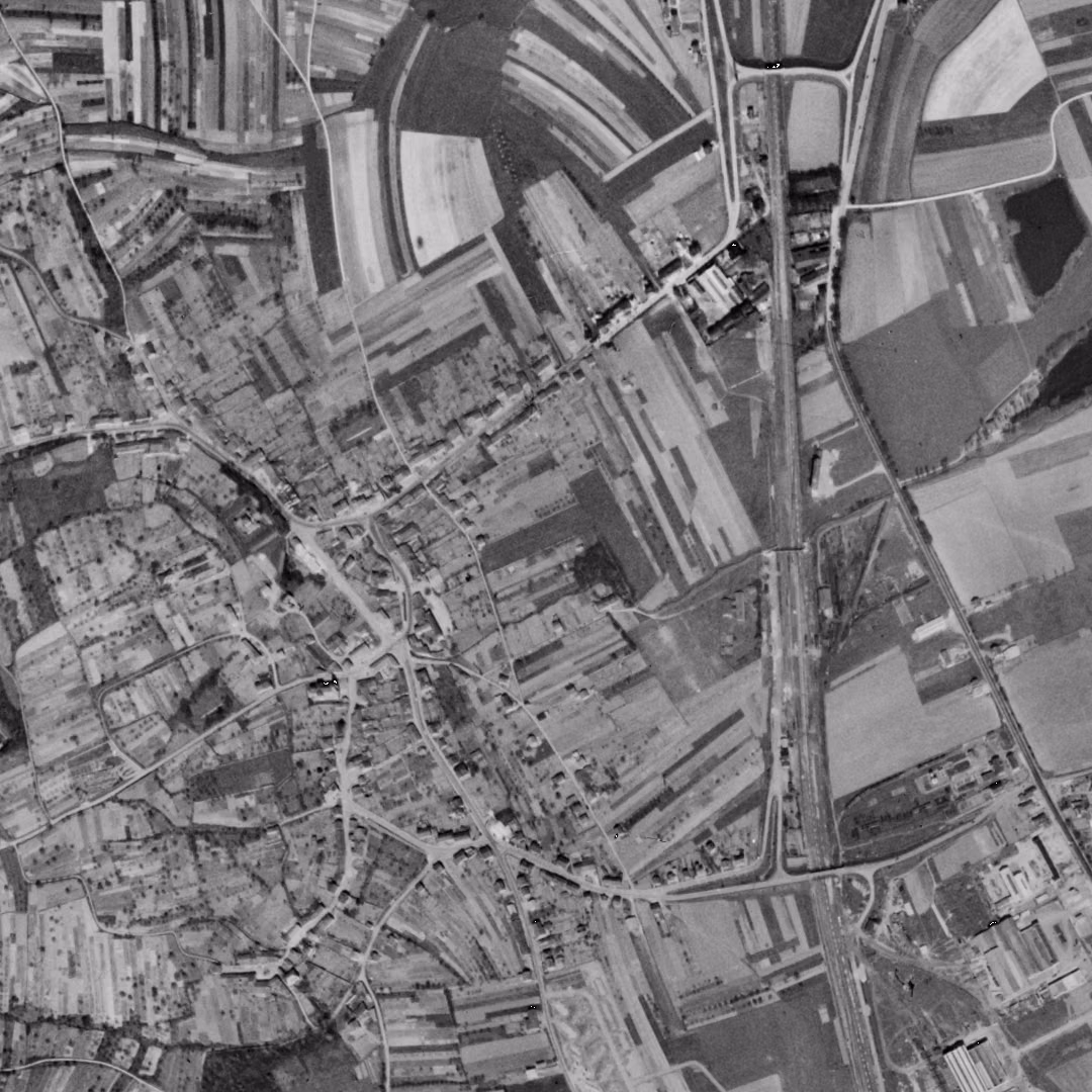 Woippy en 1955, le centre vu du ciel, au même cadrage