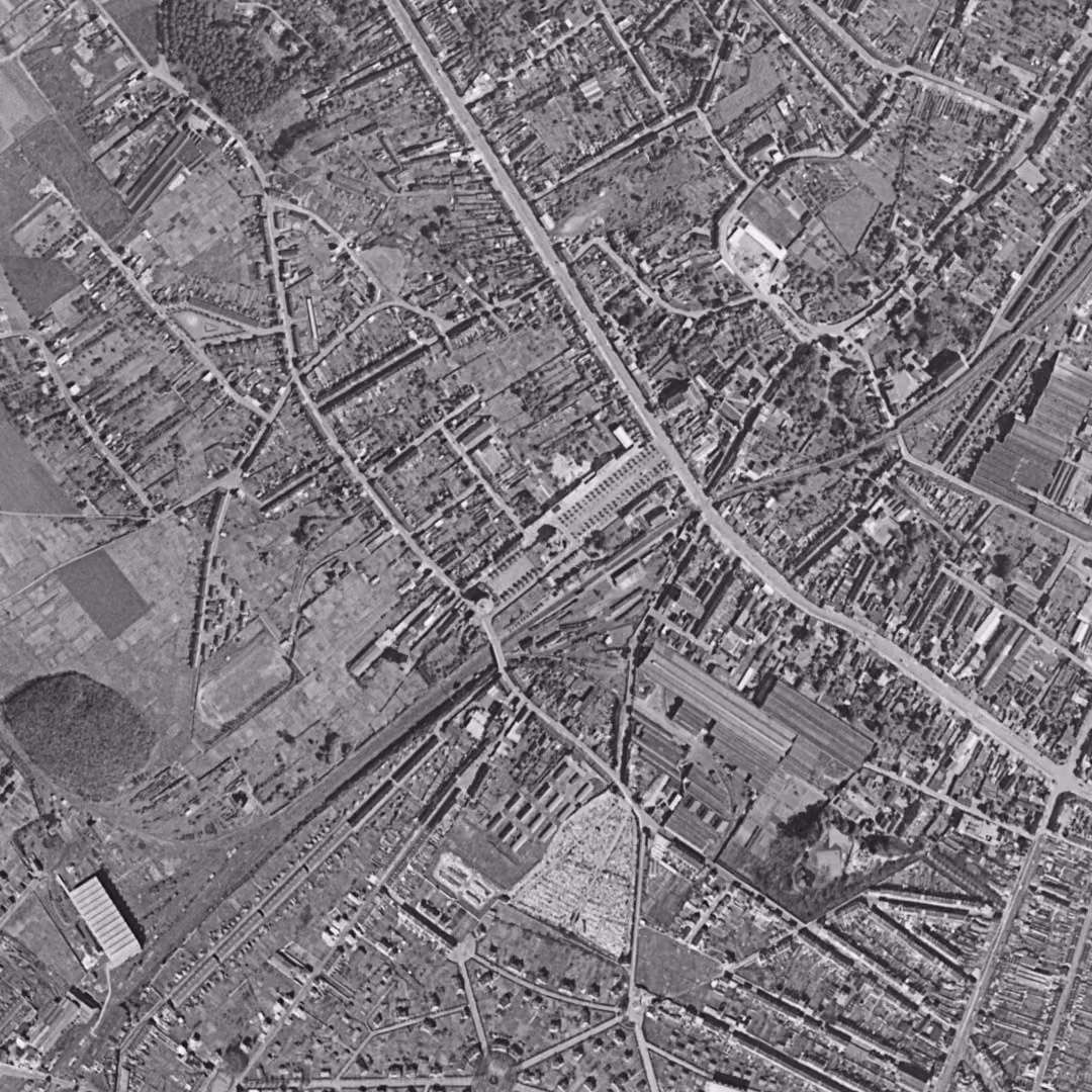 Anzin en 1957, le centre vu du ciel, au même cadrage