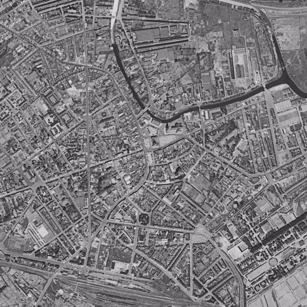 Armentières en 1957, le centre vu du ciel, au même cadrage