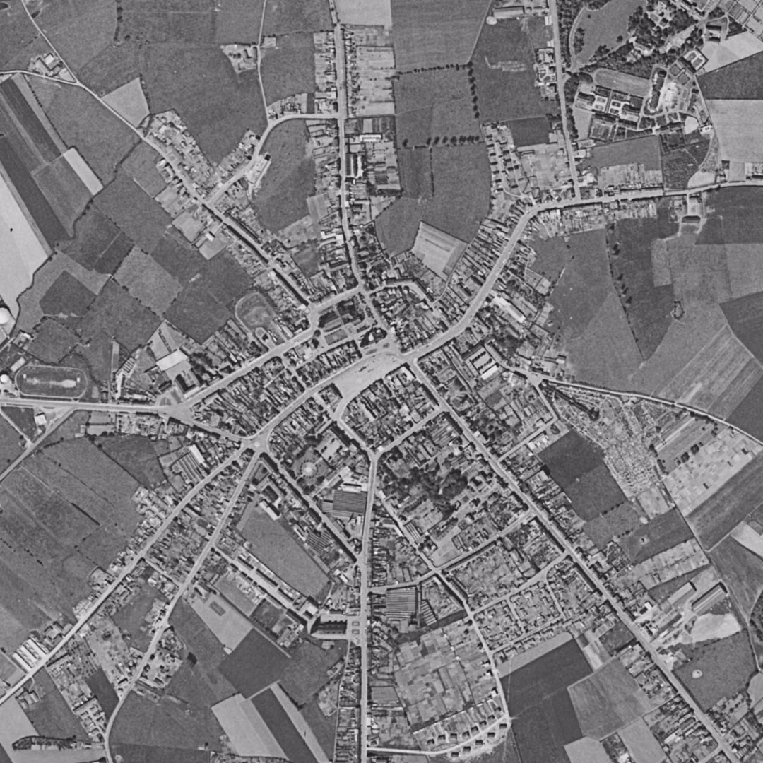 Bailleul en 1957, le centre vu du ciel, au même cadrage