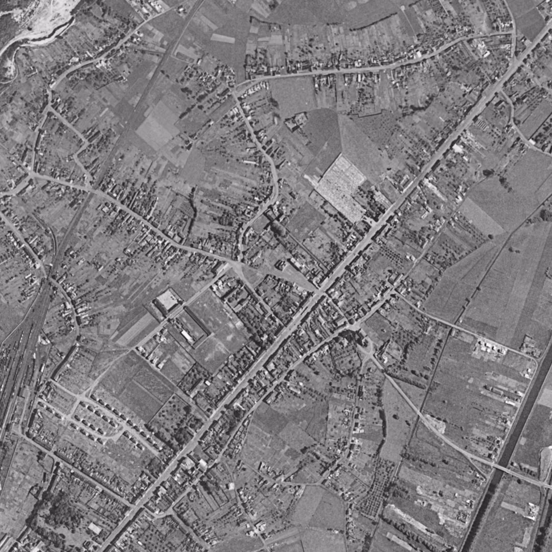 Bruay-sur-l'Escaut en 1957, le centre vu du ciel, au même cadrage