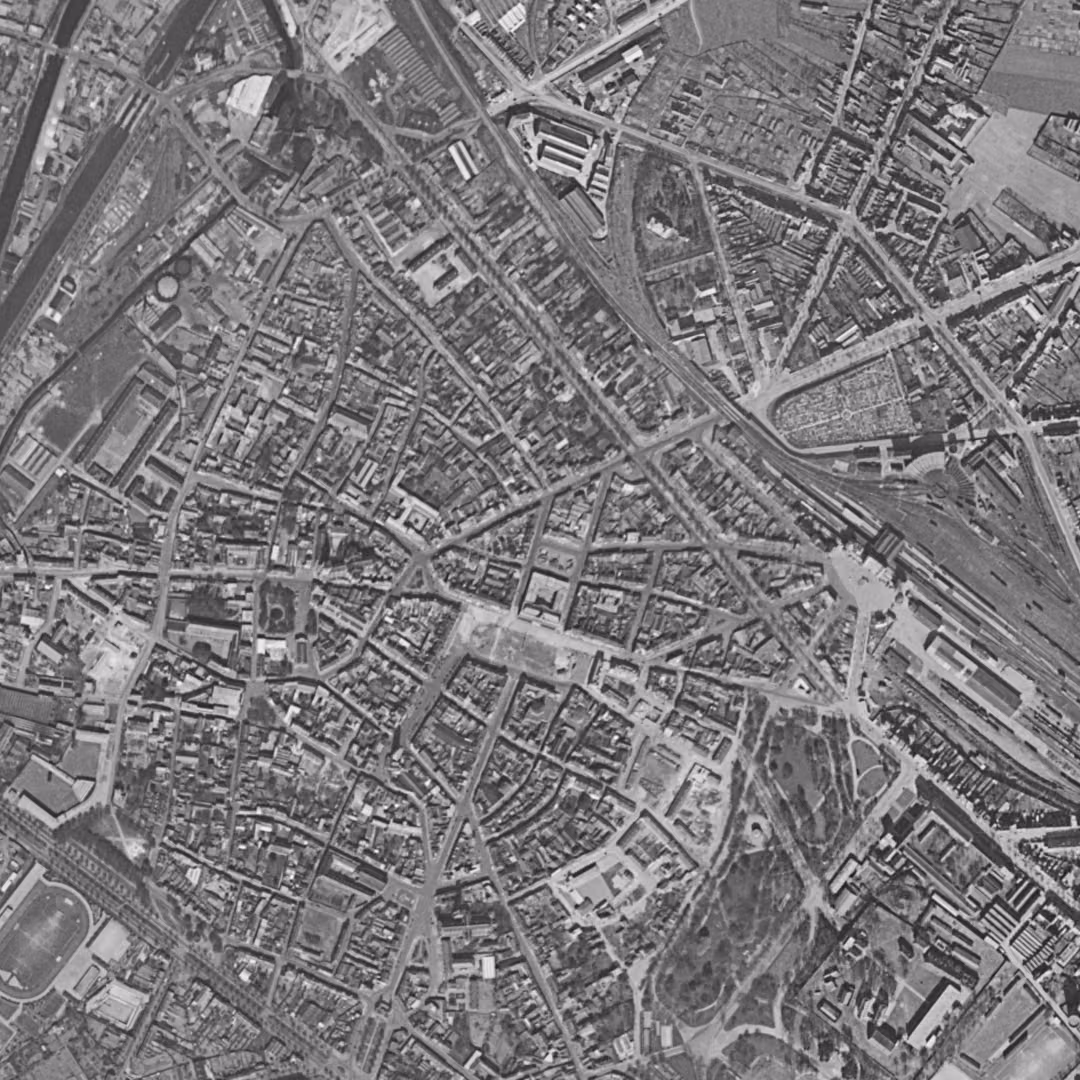 Cambrai en 1957, le centre vu du ciel, au même cadrage