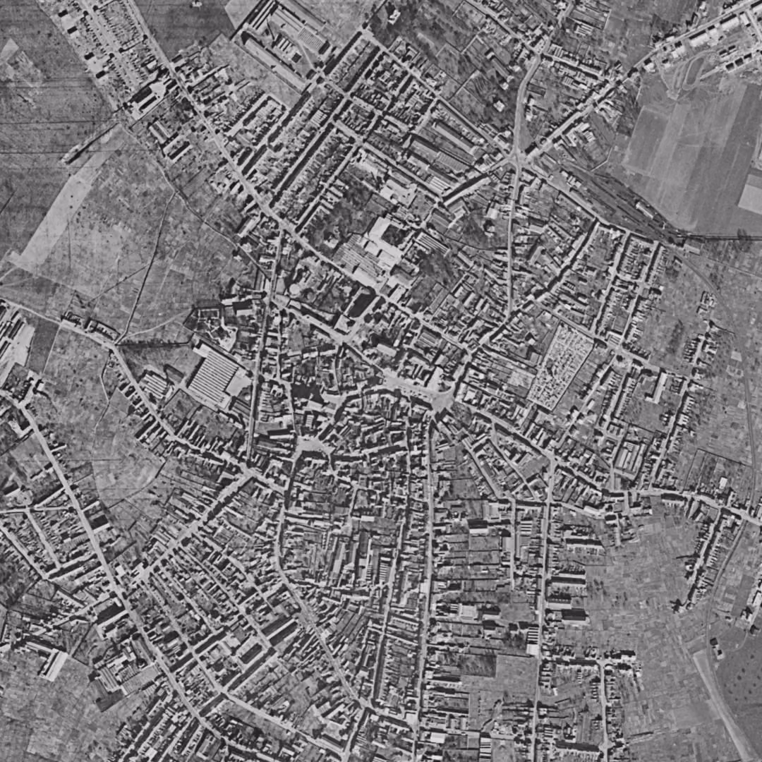 Caudry en 1957, le centre vu du ciel, au même cadrage