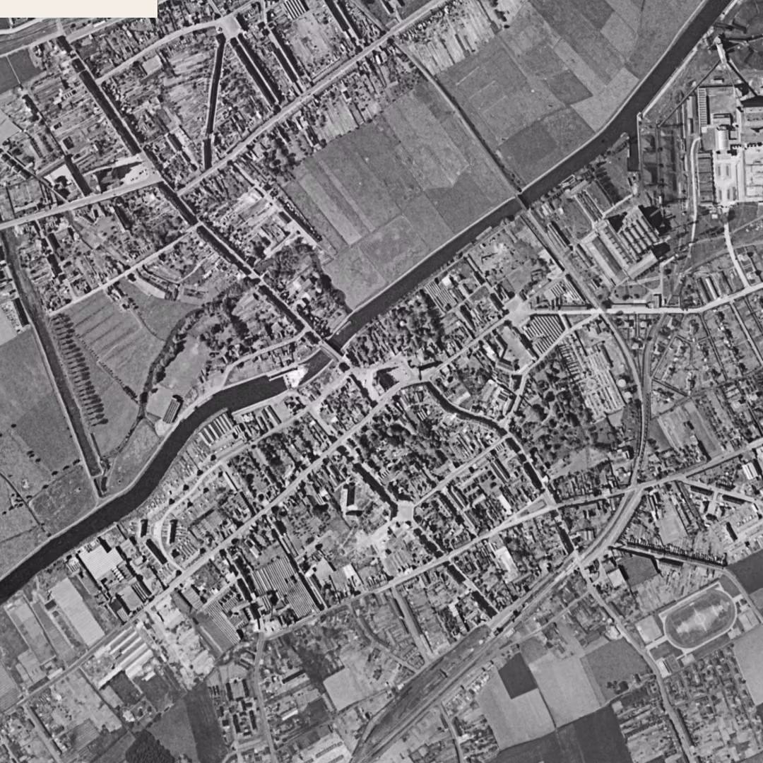 Comines en 1957, le centre vu du ciel, au même cadrage