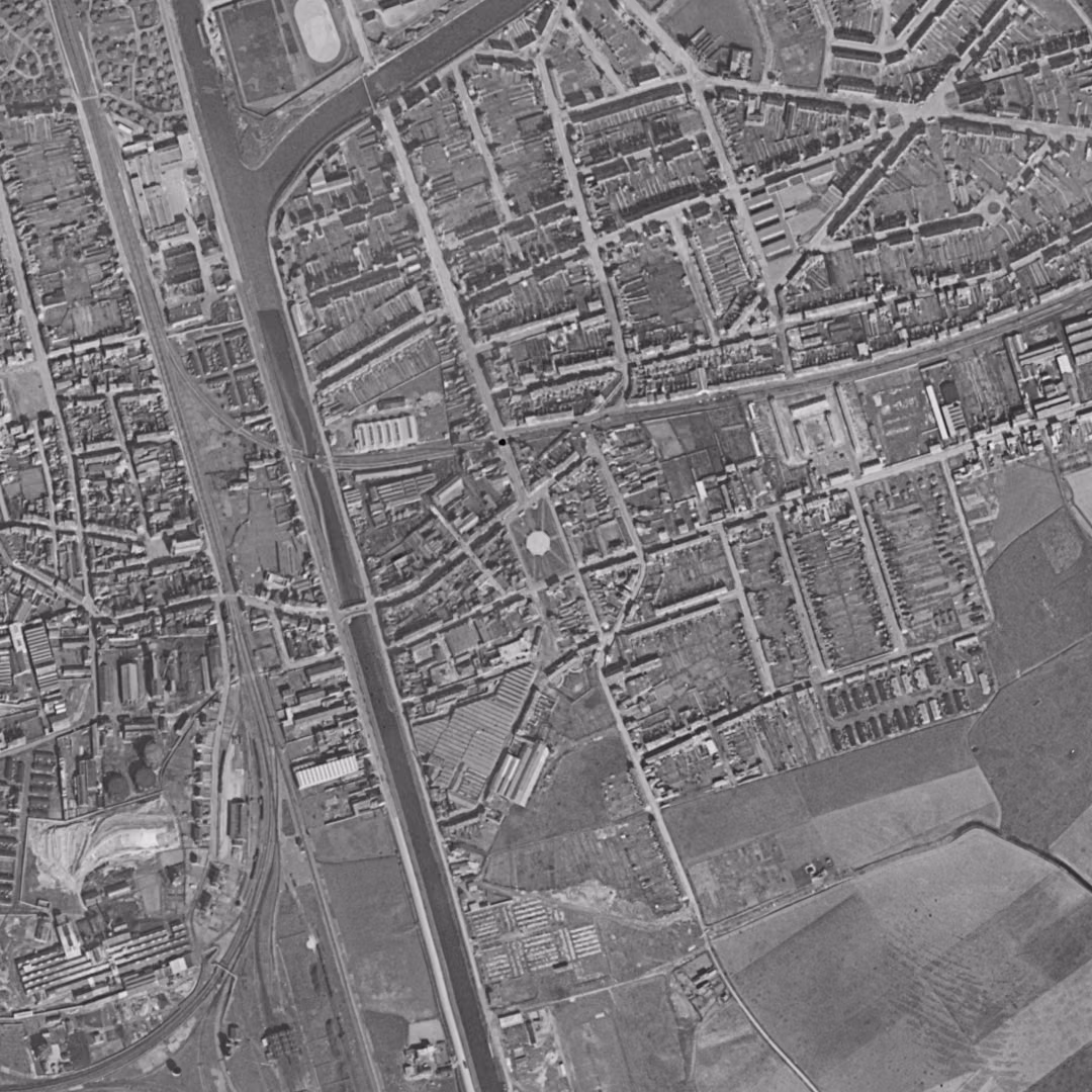 Coudekerque-Branche en 1957, le centre vu du ciel, au même cadrage
