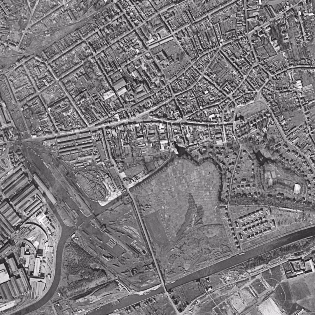 Denain en 1957, le centre vu du ciel, au même cadrage