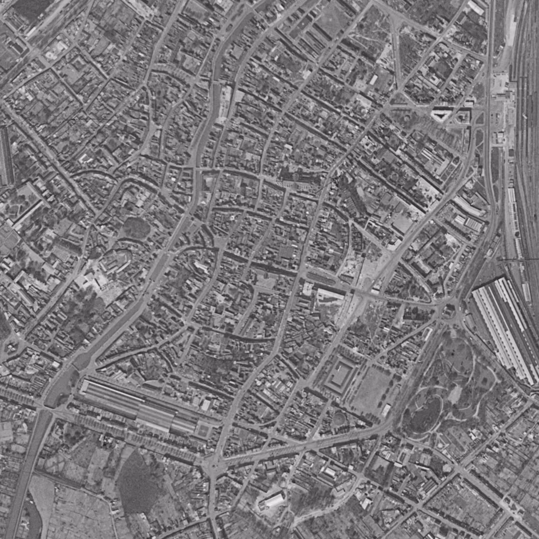 Douai en 1955, le centre vu du ciel, au même cadrage