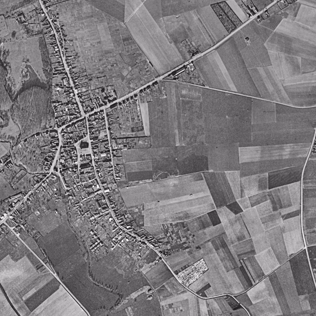 Douchy-les-Mines en 1957, le centre vu du ciel, au même cadrage
