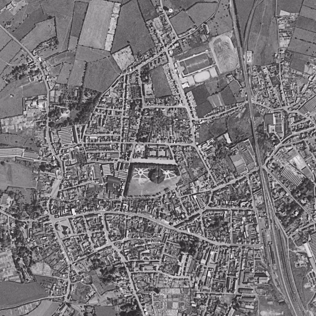 Fourmies en 1957, le centre vu du ciel, au même cadrage