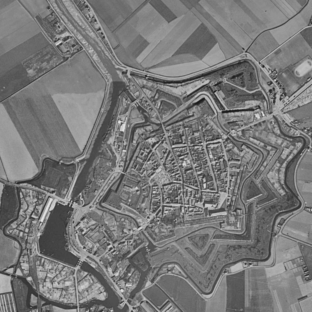 Gravelines en 1957, le centre vu du ciel, au même cadrage