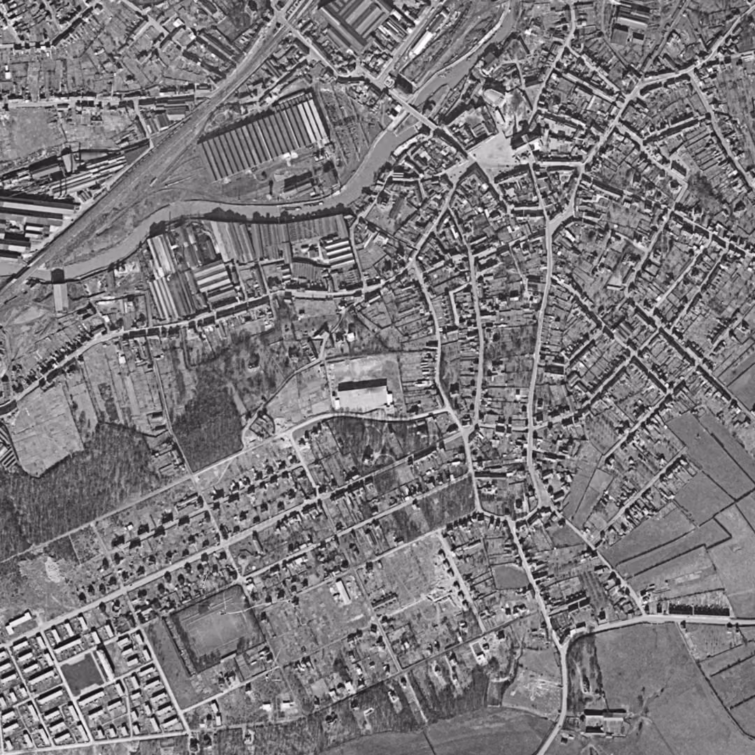 Hautmont en 1957, le centre vu du ciel, au même cadrage