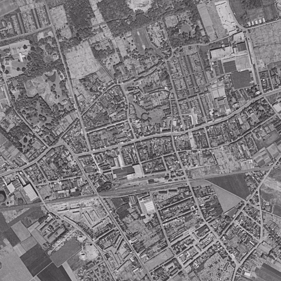 Loos en 1957, le centre vu du ciel, au même cadrage