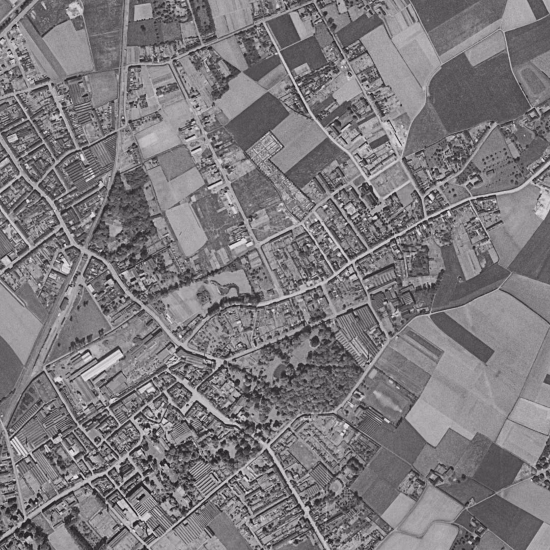 Lys-lez-Lannoy en 1957, le centre vu du ciel, au même cadrage