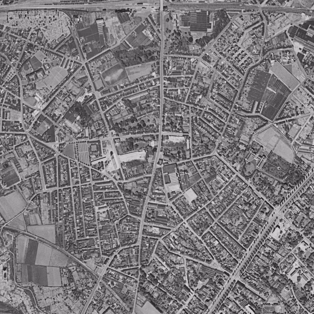 La Madeleine en 1957, le centre vu du ciel, au même cadrage