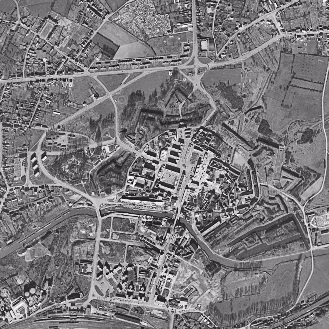 Maubeuge en 1957, le centre vu du ciel, au même cadrage