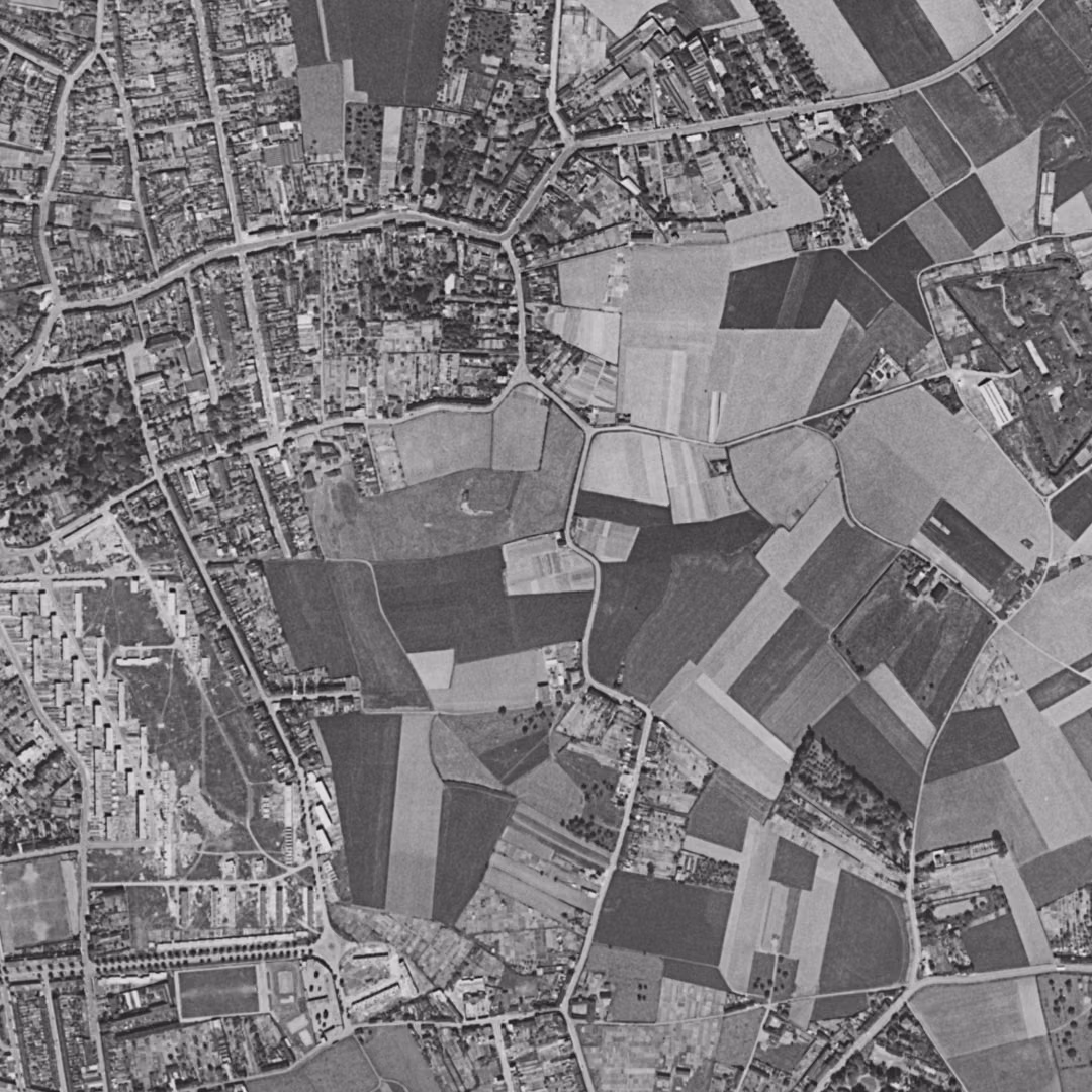 Mons-en-Barœul en 1957, le centre vu du ciel, au même cadrage