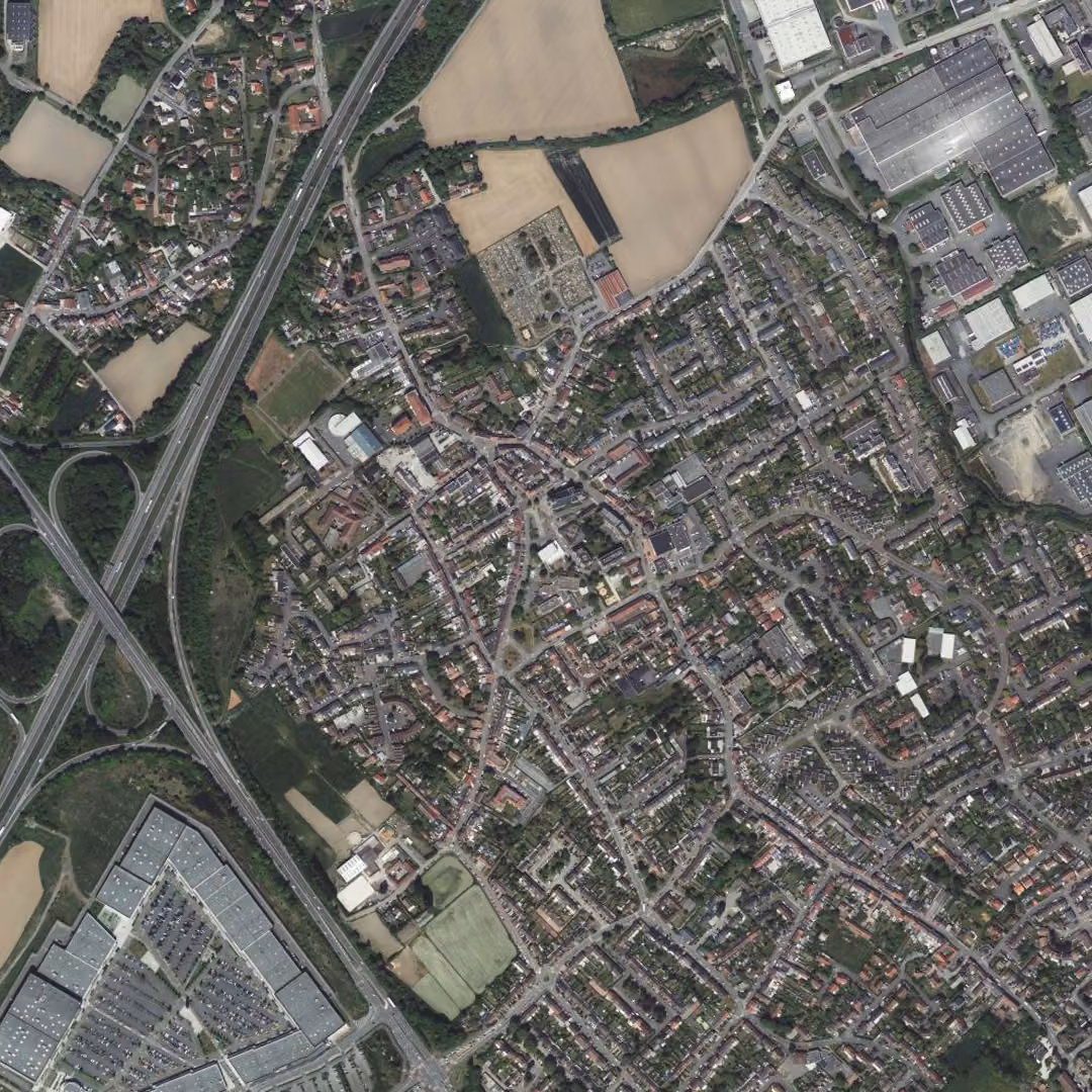 Neuville-en-Ferrain aujourd'hui, le centre vu du ciel