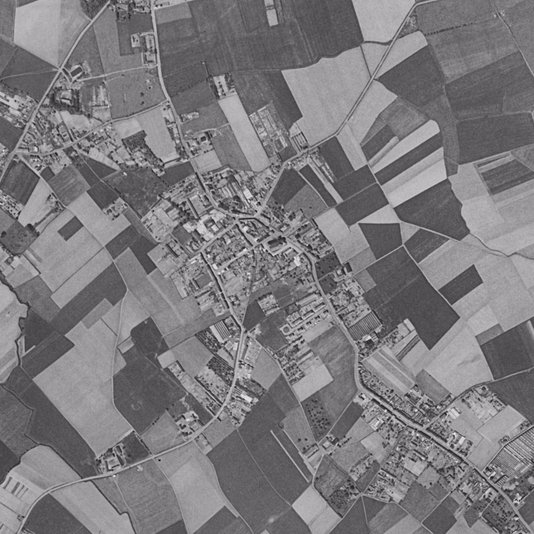Neuville-en-Ferrain en 1957, le centre vu du ciel, au même cadrage