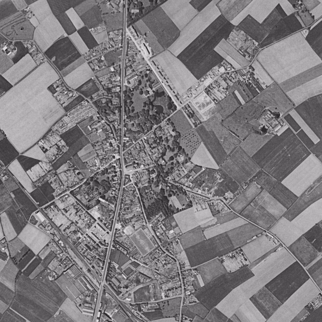 Roncq en 1957, le centre vu du ciel, au même cadrage