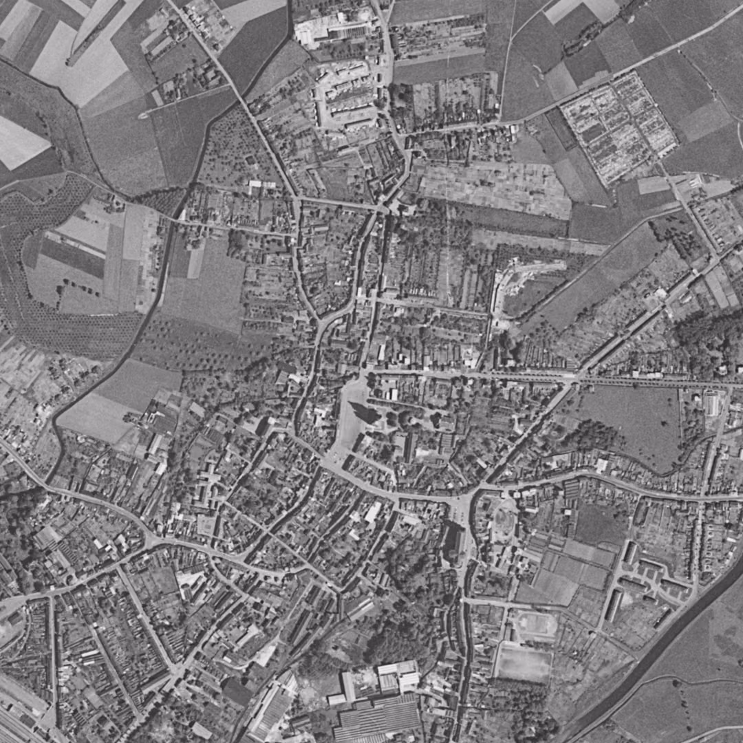 Saint-Amand-les-Eaux en 1957, le centre vu du ciel, au même cadrage