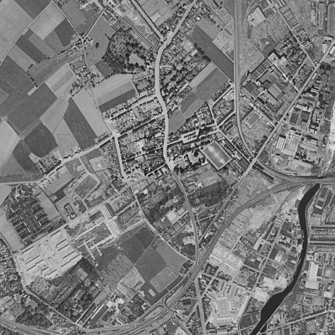 Saint-André-lez-Lille en 1957, le centre vu du ciel, au même cadrage