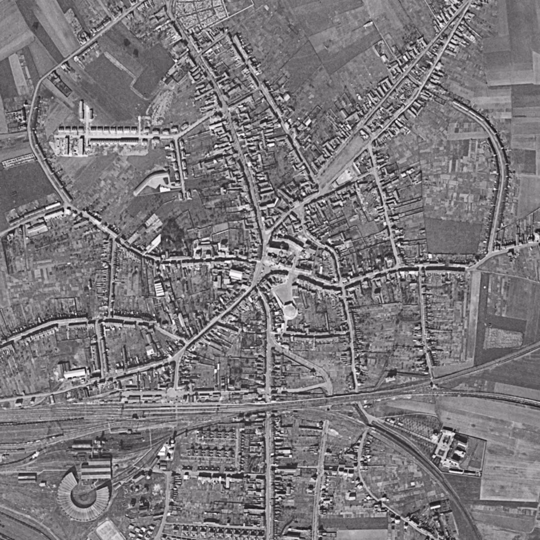 Somain en 1957, le centre vu du ciel, au même cadrage