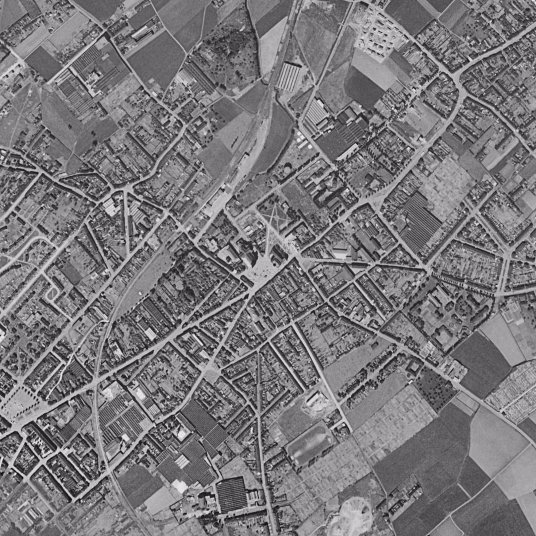 Wattrelos en 1957, le centre vu du ciel, au même cadrage